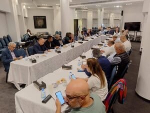 عاطف مجدلاني: (حلقة بيروت) بيروت لا تتقاسمها الطوائف… بل تجمعها المواطنة والعيش الواحد استضافت حلقة بيروت في اجتماعها الشهري سعادة النائب السابق الدكتور عاطف مجدلاني، الذي تحدث عن بيروت مدينة المواطنة والعيش الواحد.
